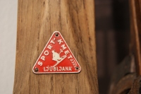 Prodajalci smučarske opreme so navadno pribili na lesene smuči kovinski svoj znak: Sport Kmet d.o.z.o., Ljubljana (družba z omejeno zavezo).
