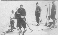 Zdravko Zore s tečajniki smučarske šole JUGOSKI (okoli 1933).