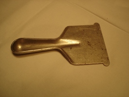 Aluminijasta strgalka za odstranjevanje ali glajenje maže na drsni ploskvi smučke (pred 2. Svetovno vojno).
