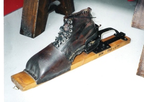 Prva patentirana varnostna vez KURIOSES iz leta 1898 (Avstrija), ki je imela bolj ime, kot pa je bila koristna. Če je smučar padel naravnost naprej, je izskočilo togo petno pero in sprostilo le peto čevlja. Zaradi usnjene prstne kapice čevelj ni izskočil in učinek varnostnega odpiranja vezi je bil ničen. Vez seveda ni doživela široke uporabe.
