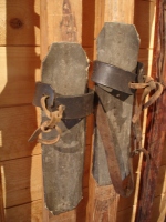 Ljudsko švedsko streme s prstno zanko iz okoli srede 19. stoletja (muzej Vasalopps Museet, Muzej Vasaloppet v Mori).