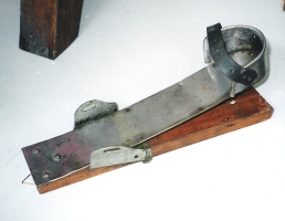 Vez s kovinskim opetnikom iz okoli 1920 (Wintersportmuseum, Mürzzuschlag, Avstrija).