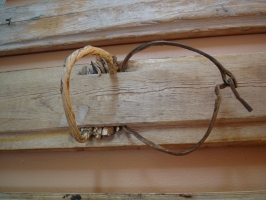 Streme Sondreja Norheima z različico, ko je smučar namesto petne pletene stremenice namestil tanek usnjeni trak (Skimuseet Umeå, Švedska, okoli 1870).