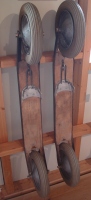 Enovrstičan tekaška kotalka (pogovorno: rolka) z Roattafello vezjo iz okoli 1950, težka 8 kg za tek po asfaltu med poletnim treningom smučarskih tekačev.