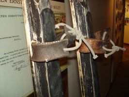Enostavni švedski ljudski prstni trak, v katerega je smučar zataknil čevelj, a je služil le za hojo in rahli tek na smučeh ter nezahtevne spuste na smučeh po hribu (Vasalopps Museet – Muzej Vasa teka, Mora, Švedska).