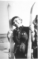 Francoska učiteljica smučanja Marie Marvingt je leta 1928 naročila in dobila prve aluminijaste smuči. Te pa niso najprej okusile snega, saj je z njimi najprej hodila po maroški puščavi. Poskusila jih je tudi doma v Franciji na snegu in skušala pregovoriti proizvajalca za izdelavo bolj trpežnih smuči, ki se niso zlomile. Ker to ni uspela, je okoli leta 1935 prodala idejo v Švico. Prodaja ni stekla. Šele ameriški letalski inženir Head je po 2. svetovni vojni začel s proizvodnjo lepljenih aluminijastih smuči z leseno sredico, saj so med vojno izumili odlično lepilo za izdelavo letal. Aluminijaste smuči so dosegle svoj vrhunec v šestdesetih letih 20. stoletja, ko je z njimi zmagal Francoz Jean Vuarnet leta 1960 na zimskih olimpijskih igrah v smuku v Squaw Valleyu v ZDA.