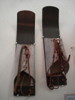 Aluminijasta švicarska kratka smučka iz leta 1970. Naj bi bila uporabna poleti za smučanje po večnem snegu in ledenikih, da ne bi planinci in alpinisti vlačili težkih alpskih smuči v breg. Na drsni ploskvi so bila tanka rebra vzdolž smuči, da ne bi preveč nenadzorovane stransko oddrsavale. Prav to je bila slabost, saj so rebra preveč zarezala v snežno podlago in je bilo skrajno naporno narediti zavoj. Avtor sestavka s slikami in podpisi k slikam je s takimi smučmi krmaril po večnem snegu nad Sionom v Švici in tudi na plazu pod Prisankom (Prisojnikom) na Vršiču, preden jih je zavrgel (Smučarski muzej Noldi Beck, Vaduz, Liechtenstein).