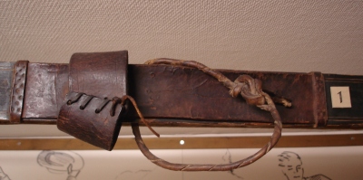 Ljudsko usnjeno streme s prstnim trakom z vezalko za prilagoditev na različne oblike čevljev ter enostavno vrvna petna stremenica (Konsberg Skimuseet, Norveška).