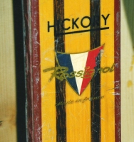 Hickory (slov: hikori) je trd les ameriškega belega oreha. Norveška je videla svojo priložnost, ko se je smučanje konec 19. stoletja razširilo v srednjo in južno Evropo, saj so znali izdelovati smuči. Iz Norveške so jih naročali po Evropi. Hikori je bil zelo primeren za smuči, saj je bil trden, da se smuči niso pogosto lomile. Norveška si je izborila ekskluzivno pravico za uvoz tega lesa iz Severne Amerike. »Z dodano« vrednostjo so ga v obliki smuči prodajali izven svojih meja. Uvoz hikorijevih plohov in desk je bil možen šele med obema vojnama, ko se je sprostila »ekskluziva«. Tovarna BEKA lastnikov Kolba in Predaliča iz Šent Vida nad Ljubljano je izdelovala dragocene smuči iz hikorija in je dobila leta 1933 zlato medaljo za izdelavo smuči na mednarodni razstavi v Londonu. Na sliki iz leta 1950 lesene lepljene smuči francoske tovarne Rossignol, v katere so vgradili tudi temnorjave lamele hikorija.