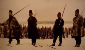 Lov na smučeh v prvobitni obliki se je dolgo ohranil. Na sliki laponski Samiji, pripravljeni za odhod na lov (1909).