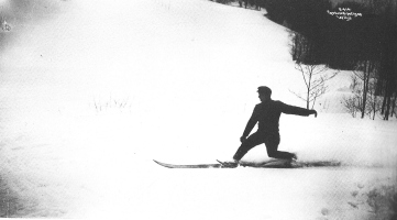 Norvežani so hodili v Srednjo Evropo in učili s »Poglej me!« telemark tehniko krmarjenja. Na sliki Marius Erikson, oče znanega olimpijca Steina, je okoli leta 1905 takole smučal v Franciji.