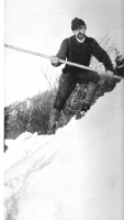 Položaj smučarja na strmem pobočju pred spustom (Mathias Zdarsky 1986).