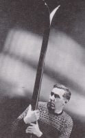 Avstrijec Hannes Schneider, iznajditelj arlberške tehnike alpskega smučanja (1925).