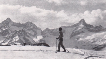 Osnovna šola smučanja: hoja po ravnem (Schneider, 1926).