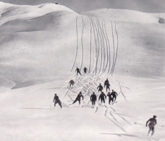 Med spustom s strmine na položnino, ko so smučarji drseli celo z drsalnim korakom (Schneider, 1926).