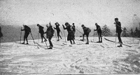 Badjura uči učence najprej hojo na smučeh (Sport, 1921).