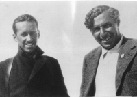 Zdravko Zore (levo) in znameniti Hannes Schneider v St. Antonu na Arlbergu v Avstriji (1933).