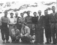 Na dvotedenskem tečaju učiteljev smučanja v St. Christophu na Arlbergu v znameniti državni šoli prof. Kruckenhauserja (april 1953). Slovenci stoje z desne: Janez Šuster – Šuco, Bojan Hrovatin in Boris Kobal. Prof. Marjan Jeločnik stoji tretji z leve. Ko so prišli domov so poslovenili vse nemške izraze tehnike nasprotnega sukanja ramen v sodelovanju s slavistom.