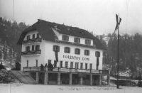 Porentov dom v Kranjski Gori je bilo zavetišče za številne tečaje smučarjev in kandidatov za naziv učitelje smučanja. Ker je bi tedaj dom zaprtega tipa, le za športnike, odbornike in tečaje, sta viseli z oken dve zastavi komunistične partije (slika iz okoli 1950).
