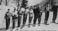 Janez Šuster – Šuco je na Jeločnikovo povabilo dolga leta vodil 1. vrsto (najboljše študente in specializante alpskega smučanja) na tečajih Visoke šole za telesno kulturo. Na sliki leta 1958 na Vršiču pri Erjavčevi koči. Šuco je tretji z leve.