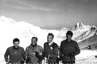 Slovenski učitelji smučanja - demonstartorji (z leve) Aleš Guček, Miro Dvoršak, Franc Agrež – Sine in Vili Šinkovec so bili januarja 1968 dvanajst dni v šoli prof. Stefana Kruckenhauserja. Tri dni se jim je priključil še prof. Marjan Jeločnik. Vsi štirje Slovenci so bili v mednarodni druščini učiteljev smučanja po testni vožnji v prvi vrsti.