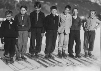 Tečaj otrok leta 1950. Kako skromne obleke so imeli! A zeblo jih ni.