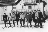 Invalidi so imeli tečaj na Osojščici v Avstriji leta 1953, ki ga je vodil rojak Kuhar, tudi sam invalid, ki je živel v Avstriji. Drugi z leve je Anton Kos, ki je bil leta 1962 v Courchevelu v Franciji tretji v veleslalomu na prvem svetovnem prvenstvu invalidov in četrti z leve Miroslav Vesel, drugi v slalomu.