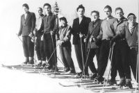 Tine Košir (prvi z desne) je učil leta 1950 prvič slepega Pavleta Janežiča (Peti z leve) na smučarskem tečaju Poljanske gimnazije, kjer je bil v šoli edini slepi učenec Pavle. Leta 1953 je vodil na Okroglem pri Kranju prvi tečaj slepe in slabovidne mladine. Na sliki s tečaja slepih na Sorici leta 1958. Najmanjša je učiteljica smučanja iz Kranja Zdenka Jamnik, ki je poleg Koširja učila slepe smučarskih veščin.