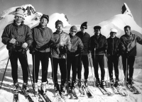 Prva Slovenca januarja in februarja 1969 na pettedenskem tečaju in izpitih v znameniti šoli smučanja in alpinizma v Chamonixu (Ecole nationale de ski et d'alpinisme): Aleš Guček tretji z leve in Janez Šmitek peti z leve. Skrajno deesno profesor praktičnega pouka na snegu te šole Georges Brèche. Uspešno sta opravila tečaj in izpite na najvišji stopnji (moniteur de ski).