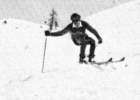 B Aleš Guček leta 1970 med demonstracijo zavoja na grbini. Tik nad čevljem se vidijo kratke gamaše, da frskajoči sneg ne bi prodiral v čevelj, ker so imeli tedaj smučarji spodnji del hlač v čevljih.