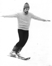 Demonstrator Mišo Šorn prikazuje GLM šolo smučanja (1973).