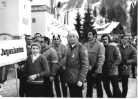 Del jugoslovanska delegacija učiteljev smučanja na INTERSKI kongresu leta 1971 v Garmisch-Partenkirchnu, med njimi tudi večina Slovencev: prvi z leve Miro Dvoršak, v sredini spredaj s kapo predsednik ZVUTS Jože Uršič, drugi z desne Aleš Guček, prvi z desne Niko Vengar.