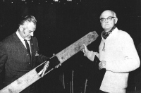 Prof. Marjan Jeločnik (na desni) predaja bloško smučko predsedniku organizacijskega komiteja INTERSKI 1971 GA-PA in predsedniku Mednarodne zveze amaterskih učiteljev smučanja Arthuju Krausu. Pred tem je imel Jeločnik prvi Slovenec (Jugoslovan) predavanje na kongresu u bloškem smučanju in tudi prikazal kratki film tega smučanja, ki ga je režiral sam in posnela TV Ljubljana.