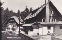 Dom Ilirija je imel odprt bazen in v družabni dvorani koncertni klavir (1934).
