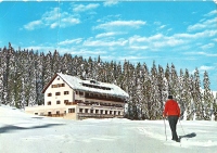Šport hotel je gostil številne smučarske tečaje otrok in bil priljubljena točka za manj izurjene smučarje, predvsem pa tekače na smučeh (razglednica iz 1970. leta).
