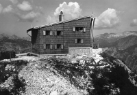Turistovski klub Skala je 19. 8. 1934 odprl vrata Skalaškemu domu na Voglu. Med vojno so ga 24. 6. 1943 požgali Nemci, da se ne bi vanj pozimi zatekli partizani. Danes tam stoji hotel.
