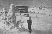 Vse preveč ostaja v ozadju smučanje na Pohorju. Senjorjev dom je bila priljubljena točka smučarjev (svečnica 1935).