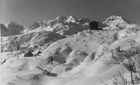 Dom na Komni, ki ga je gradil Ivan Rožman je odprl vrata leta 1937. Takrat je žal umrl Rožman, prvi načrtovalec iv graditelj letalnic v Planici (1935-1936). Rožman je šel pozimi preveriti vgradnjo vodovoda. S 37. Leti je zbolel je za pljučnico, ki je niso mogli ozdraviti in je preminil.