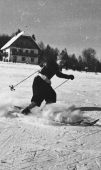 Vilka Radivojević, zgrajena pred 2. svetovno vojno, je stala skoraj sredi smučišča Preseka v Kranjski Gori tik ob vlečnici. Tam sta lastnika prenočila številne smučarja in nudila kompletni penzion. »Pametni« kranjskogorski turistični delavci so dosegli, da so jo podrli, češ da ovira smučišče. Slika je iz leta 1935.