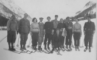 Smučarski tečaj Ljubljančanov okoli leta 1930 v Kranjski Gori. Drugi z leve je znani odvetnik, dolgoletni predsednik odvetniške zbornice in predsednik Rotary kluba, četrti Hinko Šircelj, eden vodilnih učiteljev smučanja.