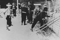Mazanje smuči je bilo cela znanost. Na fotografiji leta 1935 skakalci v Planici, ko so si vestno mazali smuči.