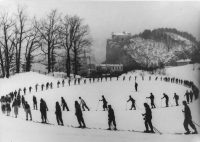 Vadba hoje na smučeh v krogu šolarjev blizu Blejskega gradu (1955).