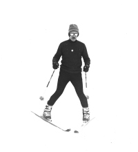 Aleš Guček leta 1970 v klinastem položaju smuči namesto širokega plužnega.