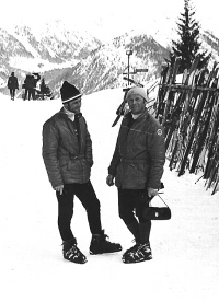 Jože Uršič (desno) in Aleš Guček sta bila prva Slovenca, ki sta bila povabljena na tečaj in izpite nemških učiteljev smučanja in uspešno opravila izpite (Oberstdorf, 1970).