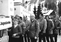 INTERSKI kongres, Garmisch-Partenkirchen 1971: del jugoslovanske delegacije pred mimohodom ob odprtju kongresa. Slovenci z leve: prvi Miro Dvoršak, šesti Jože Uršič, z desne: Niko Vengar in Aleš Guček.