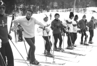 Usklajevanje tehnik nacionalnih šol smučanja INTERSKI, Garmisch-Partenkirchen 1971 (z leve): Italijan, Američan, Liechtensteinec, Aleš Guček (Jugoslavija), Avstrijca in Nemca. Vsi predstavniki držav niso na sliki.