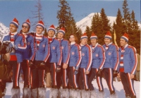 Slovenska demonstratorska vrsta na X. INTERSKI kongresu v Štrbskem Plesu, ki je zastopala Jugoslavijo. Prvi nastop vrste na kongresih (z leve): Miro Dvoršak, Marijan Stele, Miloš Končar, Iztok Belehar, Drago Mlaker, Majda Ankele Samaluk, Andrej Mažgon, Niko Vengar, Marjan Svetličič in Adolf Rajtmajer.