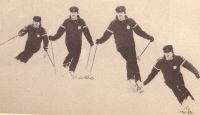 Alpski tekmovalci, tudi reprezentanti, so se šele leta 1965 na tečaju in izpitih za učitelje smučanja vključili v ZUTS. V sedemdesetih letih pa se je ZUTS ponašal s številnimi bivšimi tekmovalci, ki so odlično obvladali smučanje in tudi poučevanje. Na sliki je Ciril Šauperl, eden najboljših demonstratorjev (slika iz 1981).