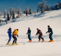 Slovenski alpski reprezentanti so imeli odlično priložnost, da so se udeležili tečaja za kandidate za naziv učitelja smučanja.po končani sezoni marca 1996 na Voglu. Tečaj sta vodila Roman Šturm in Sandi Murovec. Tudi teorija smučanja jim ni bila v napoto in zanimivo, z odprtimi usti so poslušali predavanje o zgodovini smučanja. Uspešno so vsi opravili tudi izpite. Damice niso bile pripravljene na ta »podvig«, ko bi z »levo smučko« pridobile strokovni naziv. Na sliki vrsta Sandija Murovca (prvi z leve).
