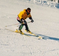 Rene Mlekuž je dejal, da mora biti težišče med pluženjem kar se da nizko, zato zelo upognjena kolena (Vogel, marec 1996).